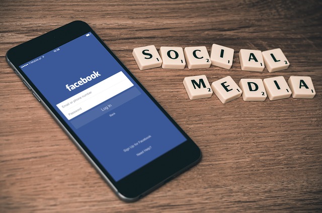 sociální média u facebooku v smartphone